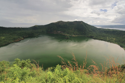 火山口湖内的火神角岛。塔阿尔Lake-Volcano Island-Talisay-Philippi