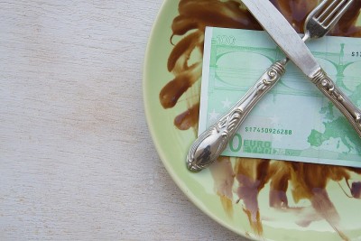 钱放在脏盘子里