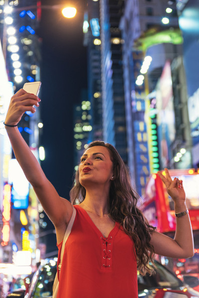 时代广场上用手机的美女。