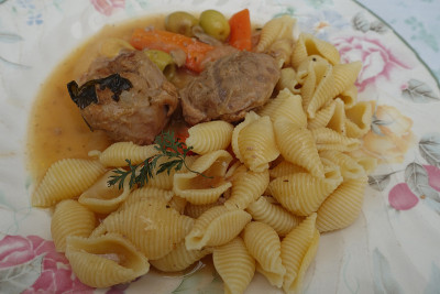 马伦戈小牛肉配“Conchiglie”意面法式烹饪