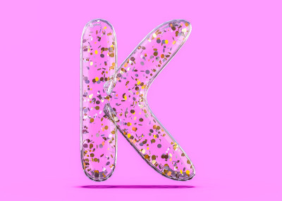 字母K.透明箔气球上的字母。3 d