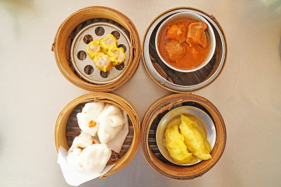 泰国美食中国风格-俯视图的点心最喜欢的早餐食物在普吉岛泰国-美味的当地美食