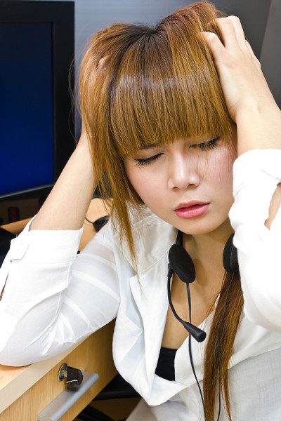 年轻疲惫的女商人