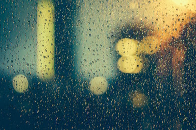 雨落在车窗上