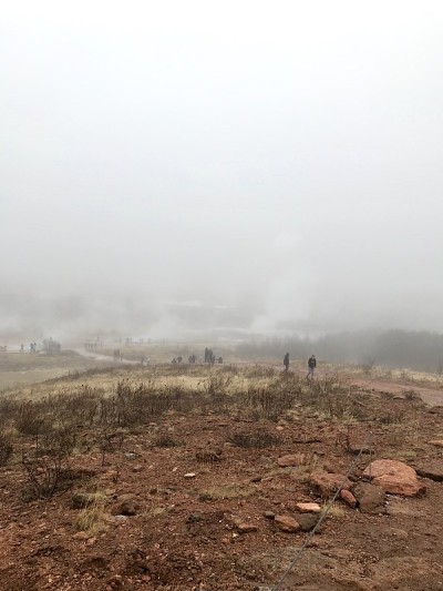 在一个多云的下午，冰岛地热间歇泉地区丰富多彩的户外秋景，在Bláskógabyggð上的黄金圈(雷克