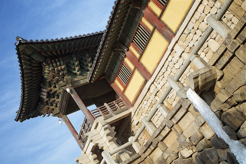 一个寒冷的早晨，在庆州历史悠久的佛寺——佛宫寺(Bulguksa)。当时气温很低，一股冻结的冰顺着排