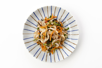 日本料理，紫鲷鱼，猪耳朵配梅子海带和蔬菜。