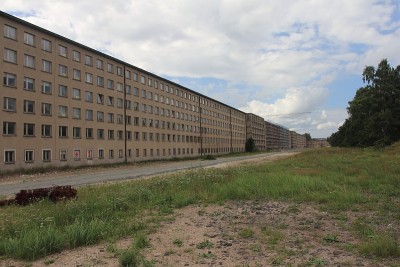普罗拉是纳粹德国在德国吕根岛上建造的一个海滩度假胜地，而吕根岛以其庞大的纳粹规划的旅游建筑而闻名