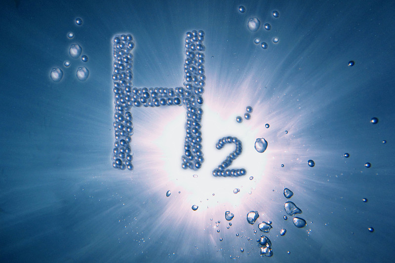 蓝色的氢h2字母和许多小气泡在蓝色的水中