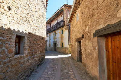 这条狭窄的街道位于历史小镇Orbaneja del Castillo