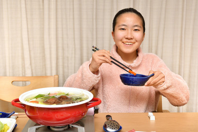 日本女孩享受日本的Nabe派对