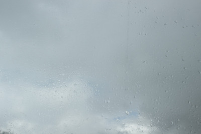 小雨打在玻璃上。悲伤。