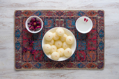 印度Rasgulla甜点。甜酒盛在碗里，俯视图
