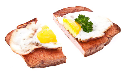半块肉块加煎蛋