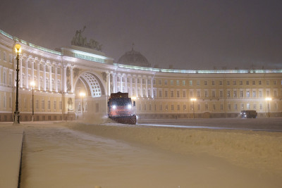 扫雪车在夜间清除城市中的积雪。在下大雪后，公用事业工人工作到很晚
