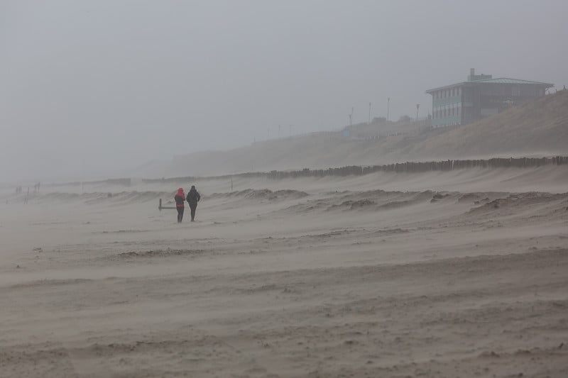 在荷兰的赞德沃，北海有一场暴风雨