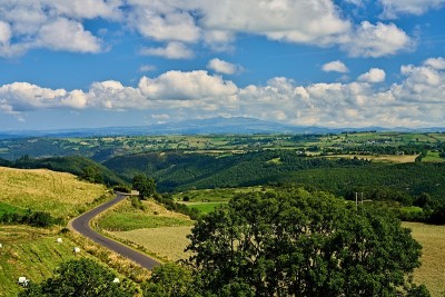 蜿蜒的乡间小路穿过田野，俯瞰着火山连绵的奥弗涅，俯瞰着桑西山