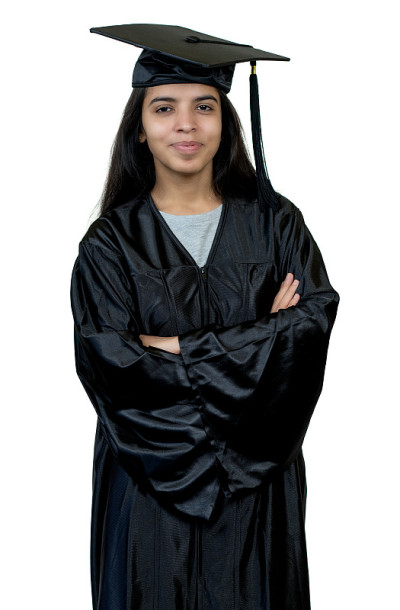漂亮的印度计算机科学研究生穿着学士服