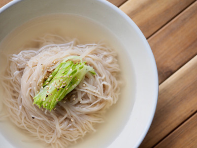 韩国食物冷荞麦面，木能明