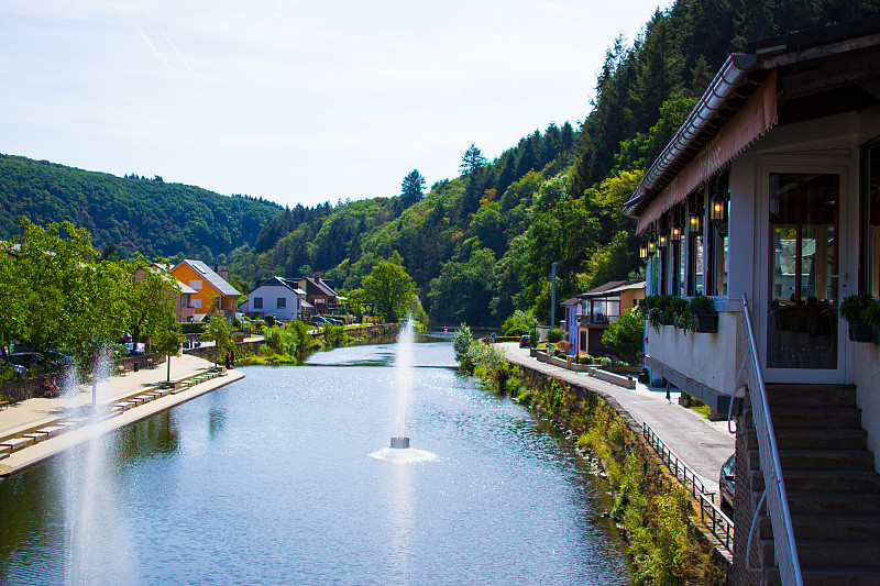 我们的河流穿过卢森堡古城Vianden，背景是典型的房屋、树木和山