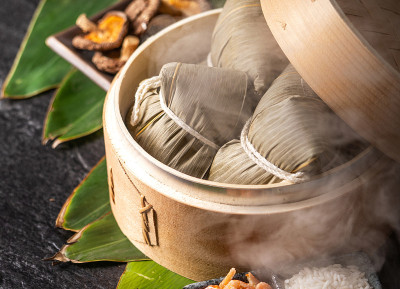 粽子，新鲜可口的蒸饺在蒸笼里。特写，复制空间，著名的亚洲美食端午节