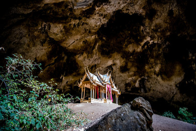 泰国帕拉雅·那空洞，Khua Kharuehat亭庙，位于泰国巴育普·基里汗Khao Sam Roi