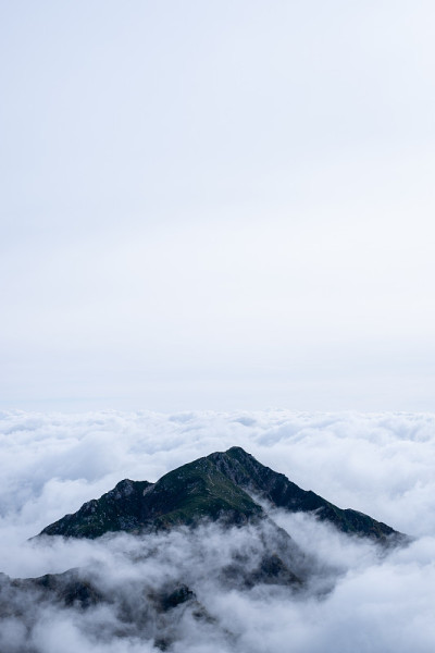 吉嵩山被云海吞没的壮观景象