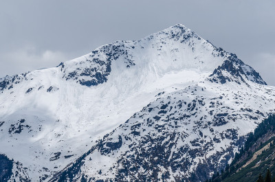 高山和许多雪崩