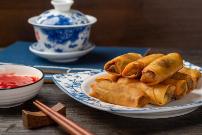 美味的炸春卷和甜辣酱