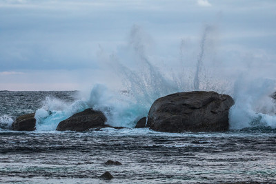 海浪拍打着澳大利亚西部雷德盖特海滩的岩石