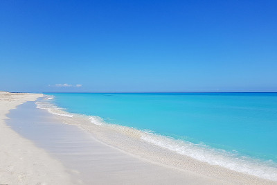 在一个阳光明媚的日子里，巴拉德罗(Varadero)令人敬畏的海滩，细白色的沙子和碧绿的加勒比海，古