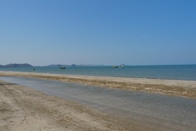 海面上漂浮着渔船，背景是岛屿和蓝天
