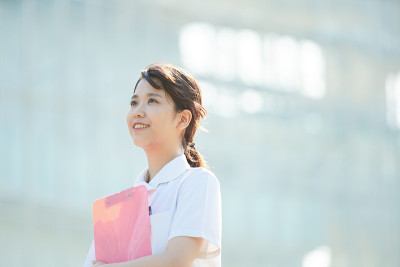 亚洲年轻女性户外护士