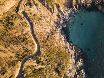 弯曲的沿海公路的天线