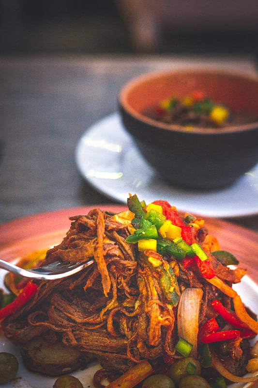 Ropa Vieja切丝牛腩排，蔬菜番茄酱和Arroz Moro