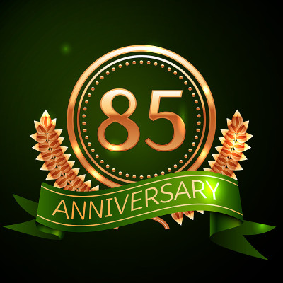逼真的85周年庆典设计与金戒指和月桂花环，绿色的缎带在绿色的背景。彩色矢量模板元素为您的生日庆祝派对