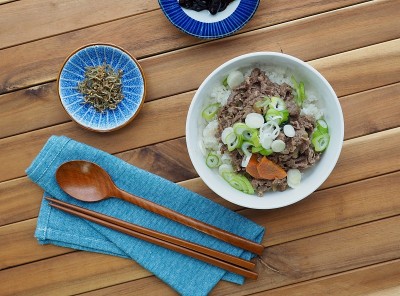 亚洲食物韩式烤肉，一碗上面放韩式烤肉的米饭