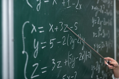数学公式写在黑板上