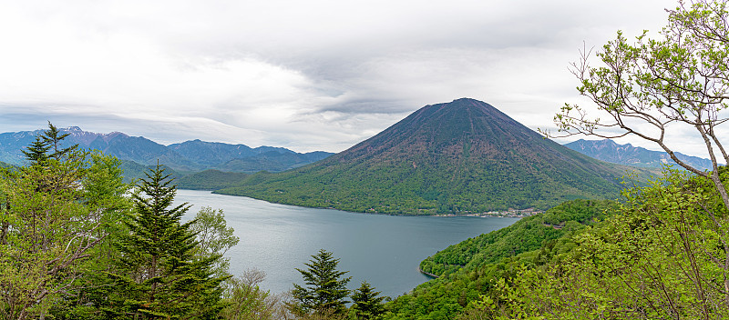 中禅寺湖和南台山