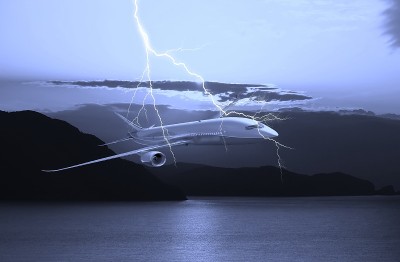 一架客机遭雷击