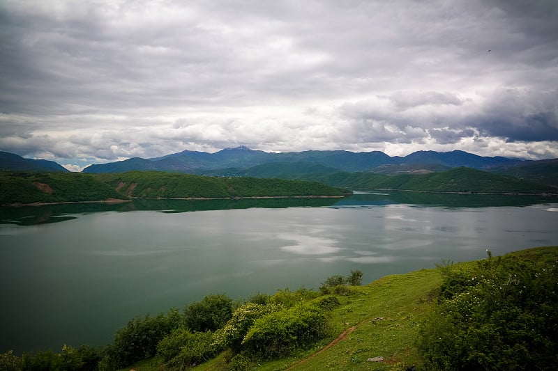 德巴尔湖的空中全景，北马其顿