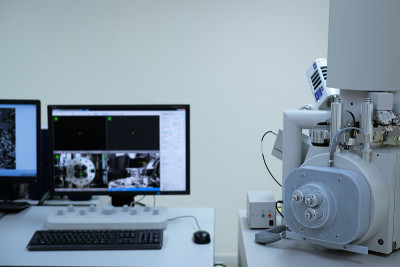 扫描电子显微镜(SEM)机在实验室和模糊计算机控制器背景。
