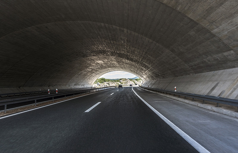 地下隧道中的路