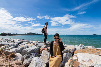 海滩上的一对泰国年轻夫妇