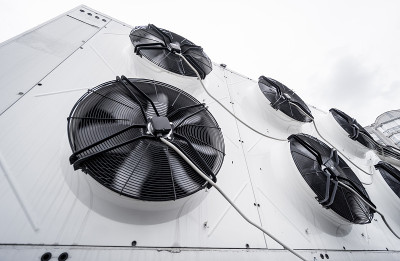 工业建筑物屋顶上的空调。暖通空调