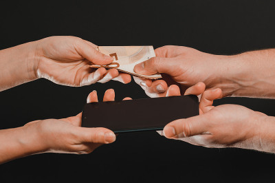 买卖移动电话，零售，用欧元现金支付商品。