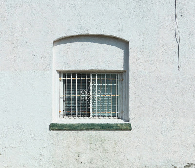 铁栏杆生锈的建筑物窗户