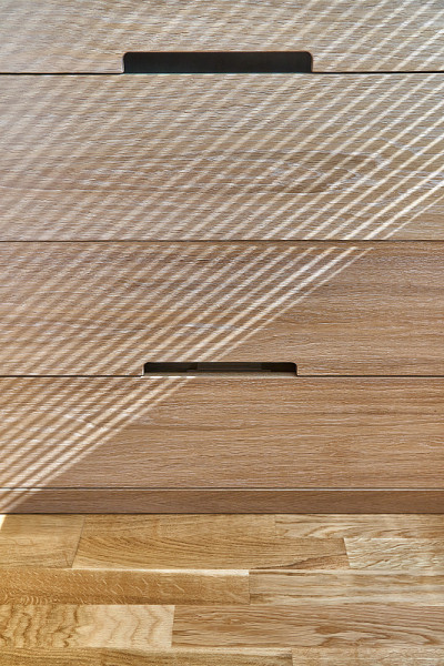 白天有抽屉的木橱柜。现代的木制家具。木质纹理