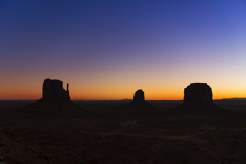 Oljato-Monument Valley Navajo部落公园的日出，总是在红沙沙漠中蔚为壮观。