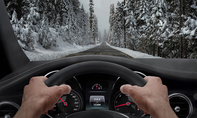 在下雪的天气里开车。从驾驶员角度观看